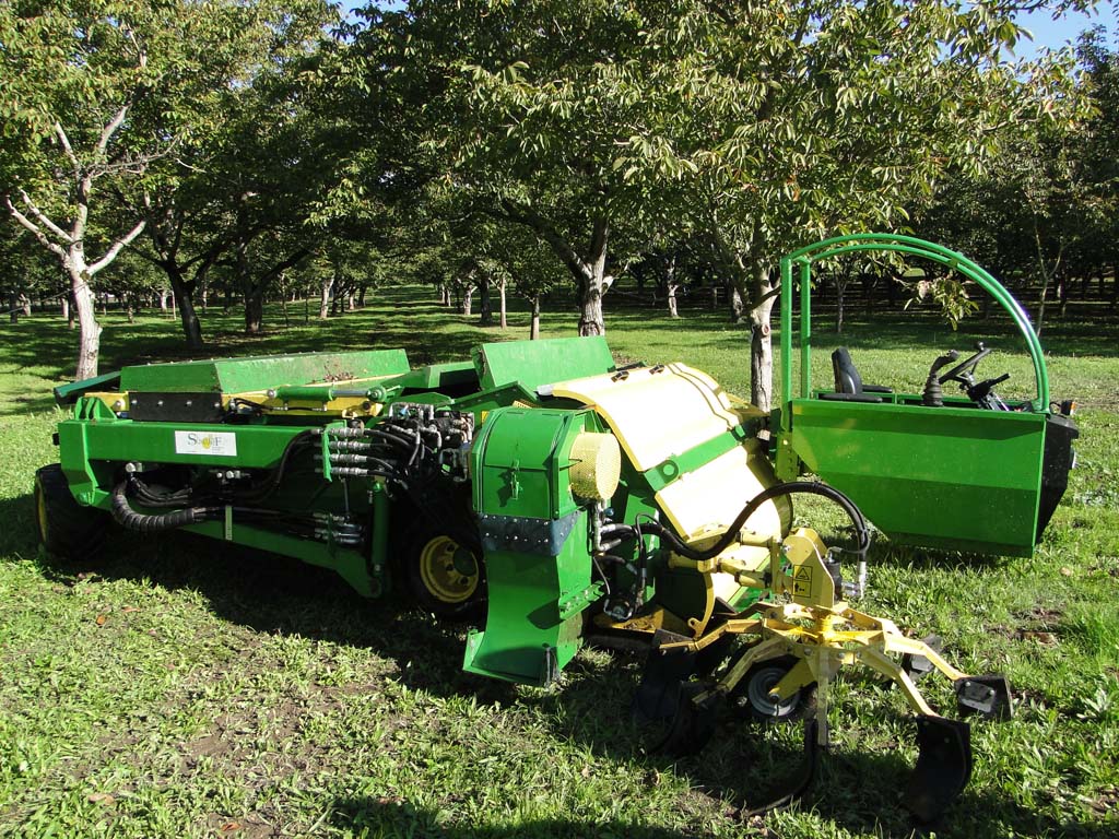 Récolteuse noisettes - Leger SAS fabricant de machines agricoles