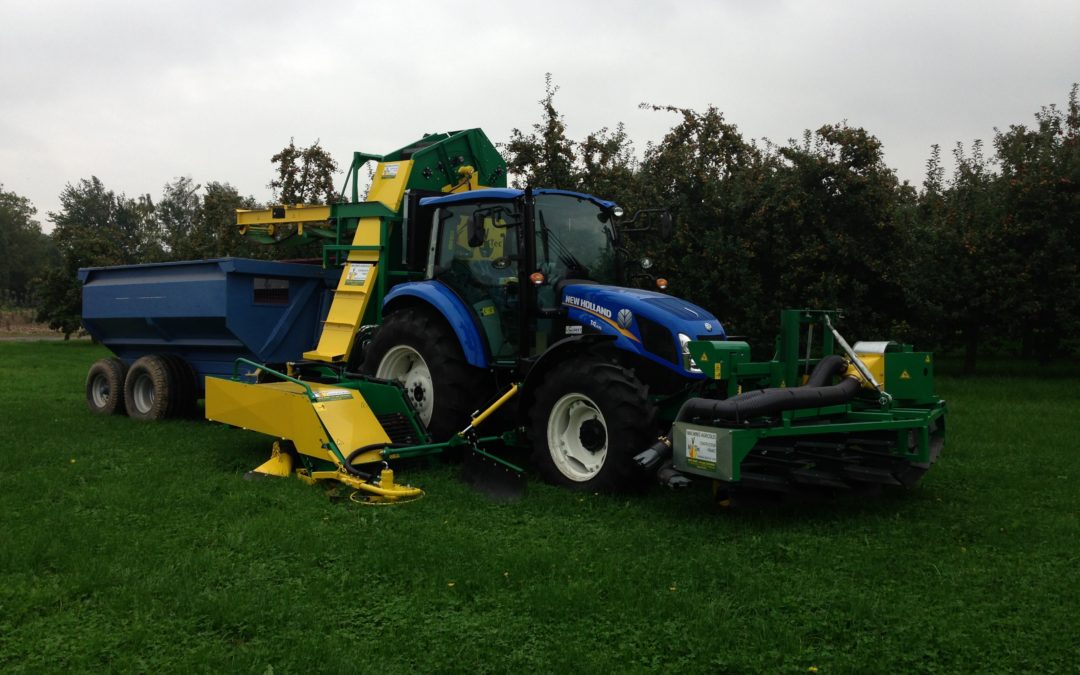 M18 – Machine de récolte Pommes à cidre au sol – MVTEC – installée sur tracteur